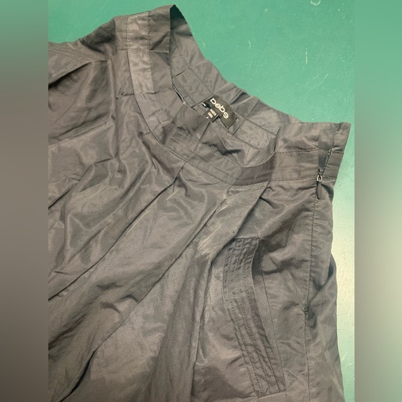 BEBE Pleated Mini Skirt; Lined with Pockets Charcoal ; skater EUC size 4/Small - Picture 2 of 3